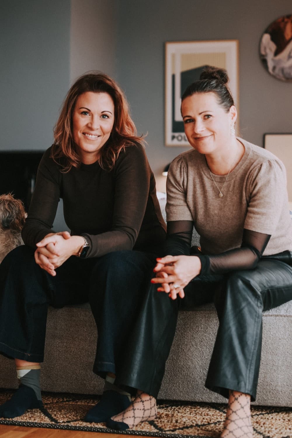 Line och Mathilde från hormonehealthdk sitter i en soffa