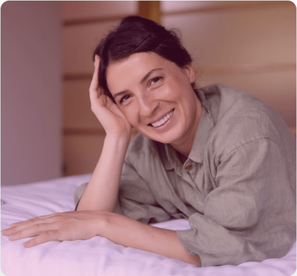 "Healthy mature woman smiling, representing bone health vitality during and after menopause" | "Sund moden kvinde der smiler, repræsenterer knoglesundhed og vitalitet under og efter overgangsalderen" | "Sunn moden kvinne som smiler, representerer beinhelse og vitalitet under og etter overgangsalderen"